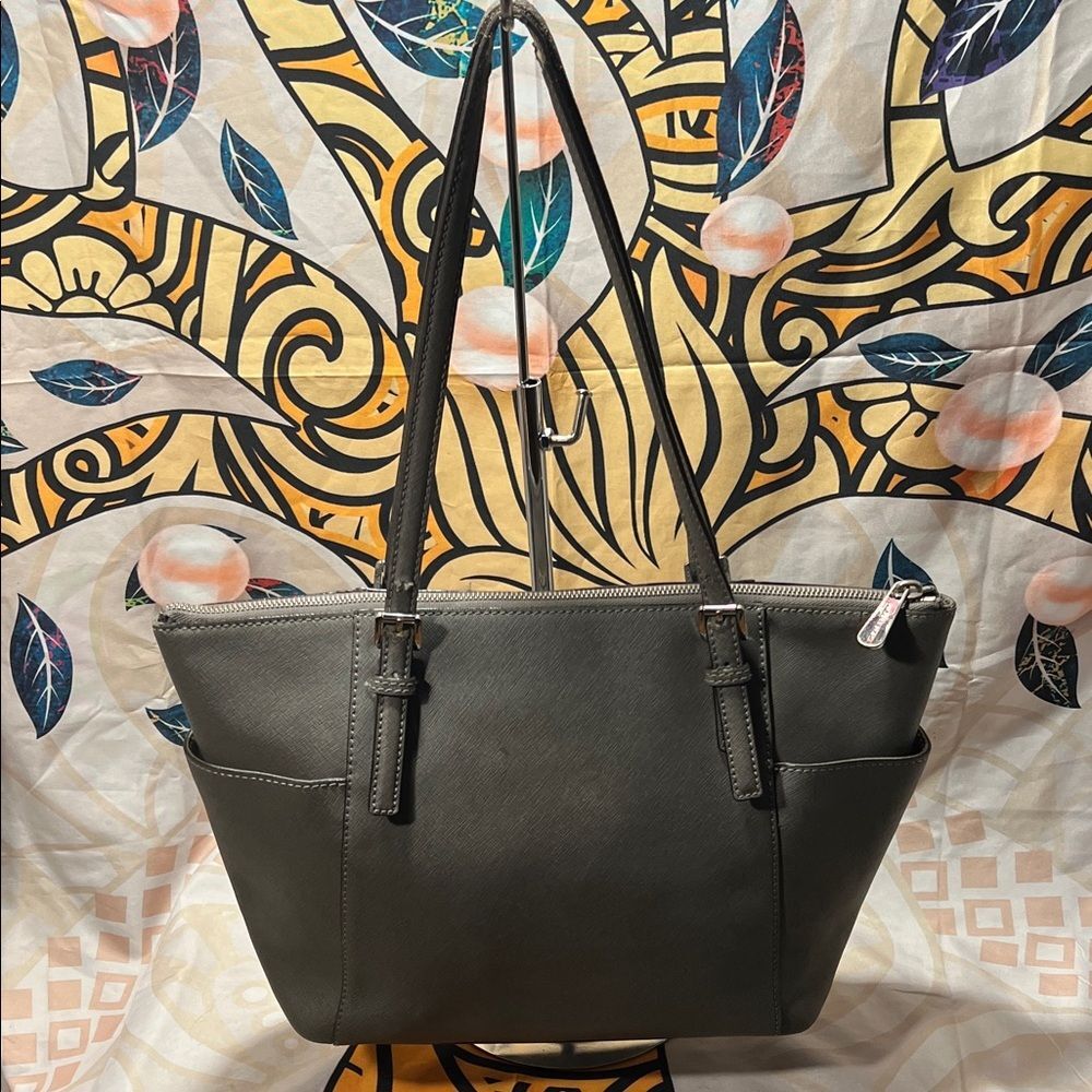 Michael Kors Charlotte Large Saffiano Leather Top-Zip Tote Bag. - Picture 5 of 16